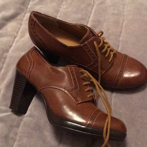 Bass faith oxford style heels